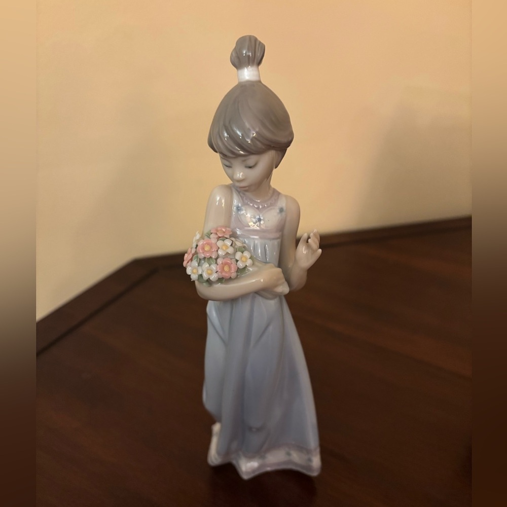 THURSDAY PRICE REDUCTION Lladro Figurine 5604 “Spring Token” pre-owned - Picture 5 of 8